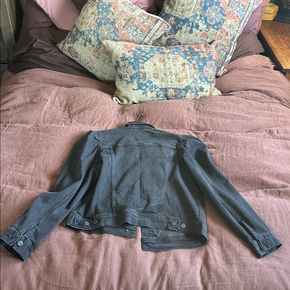 L GAP Black Puff Sleeve Classic Jean Jacket. 6 pockets total. Adjustable waist - Picture 13 of 16
